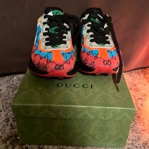 Boutique style GUCCI sneakers with dust bag